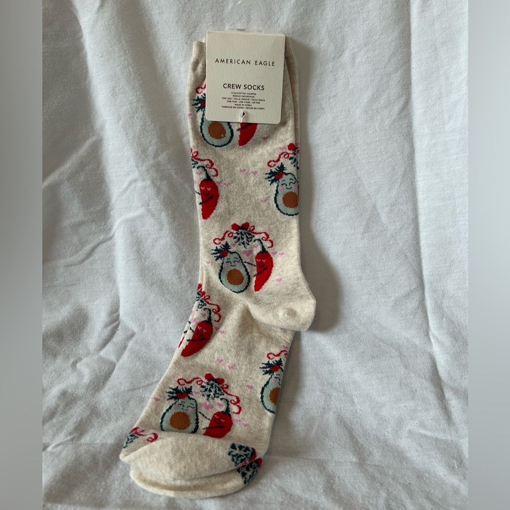NWT AMERICAN EAGLE OUTFITTERS | “Avocado & Chili Pepper Mistletoe” Socks - Picture 1 of 4